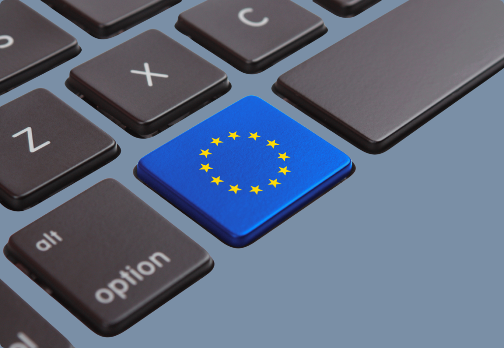 Teclado de portátil con una tecla azul que lleva las doce estrellas de la Unión Europea