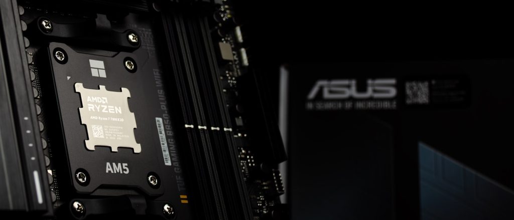 Procesador AMD Ryzen 7 instalado en un zócalo AM5 de una placa base ASUS