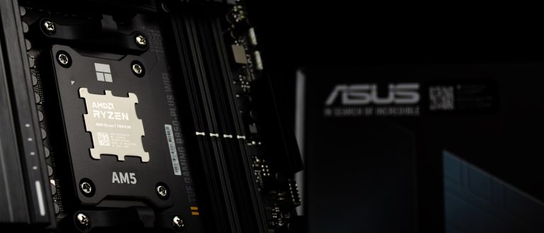 Procesador AMD Ryzen 7 instalado en un zócalo AM5 de una placa base ASUS