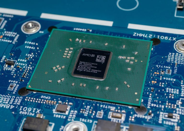 Procesador AMD instalado sobre una placa base